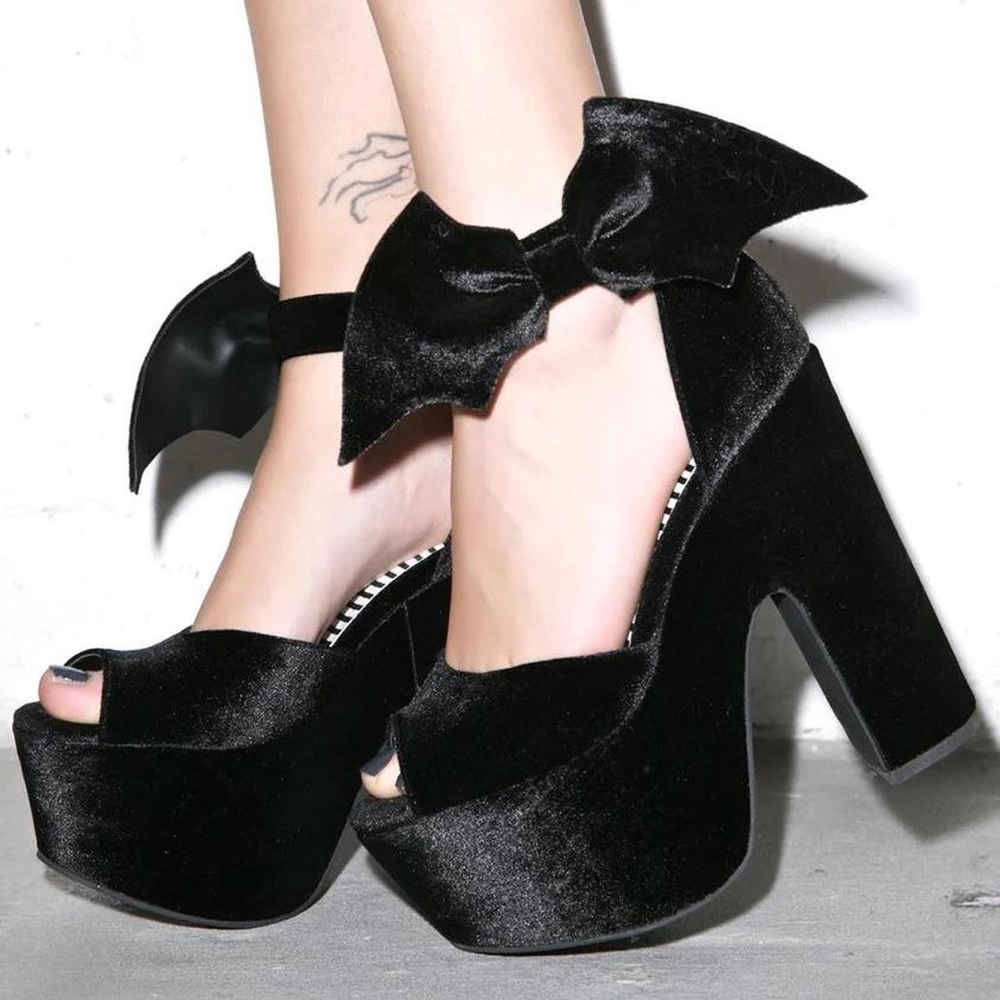 Dollskill Batty White Platform Heels Size 6